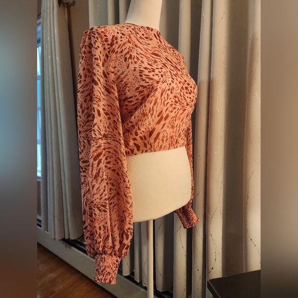 Bar lll Cropped Blouse - Picture 2 of 7